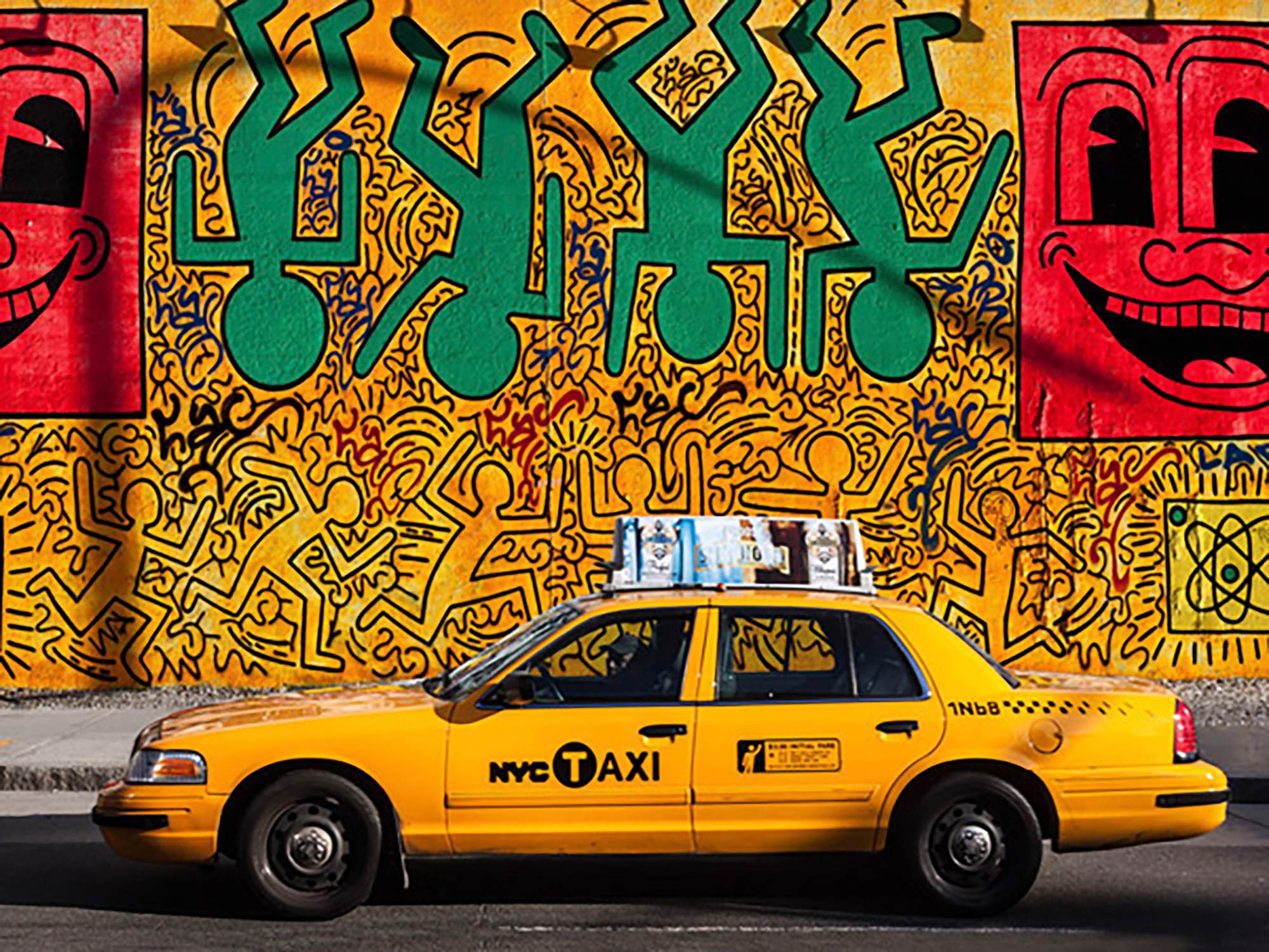 Taxi y pintura mural, Nueva York