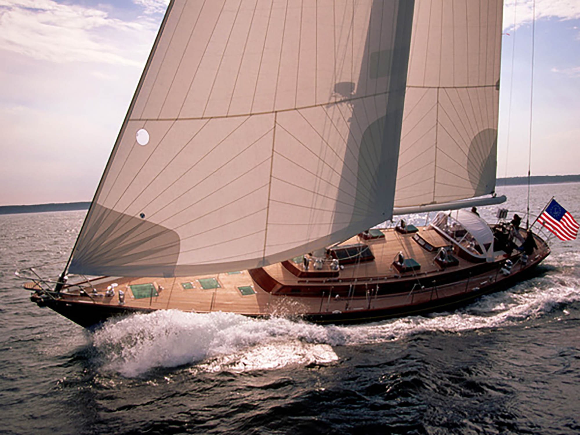 Velero inclinado hacia un lado