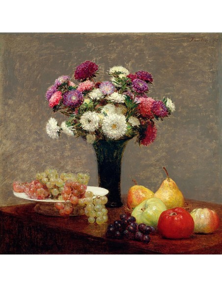 Asters y frutas sobre una mesa