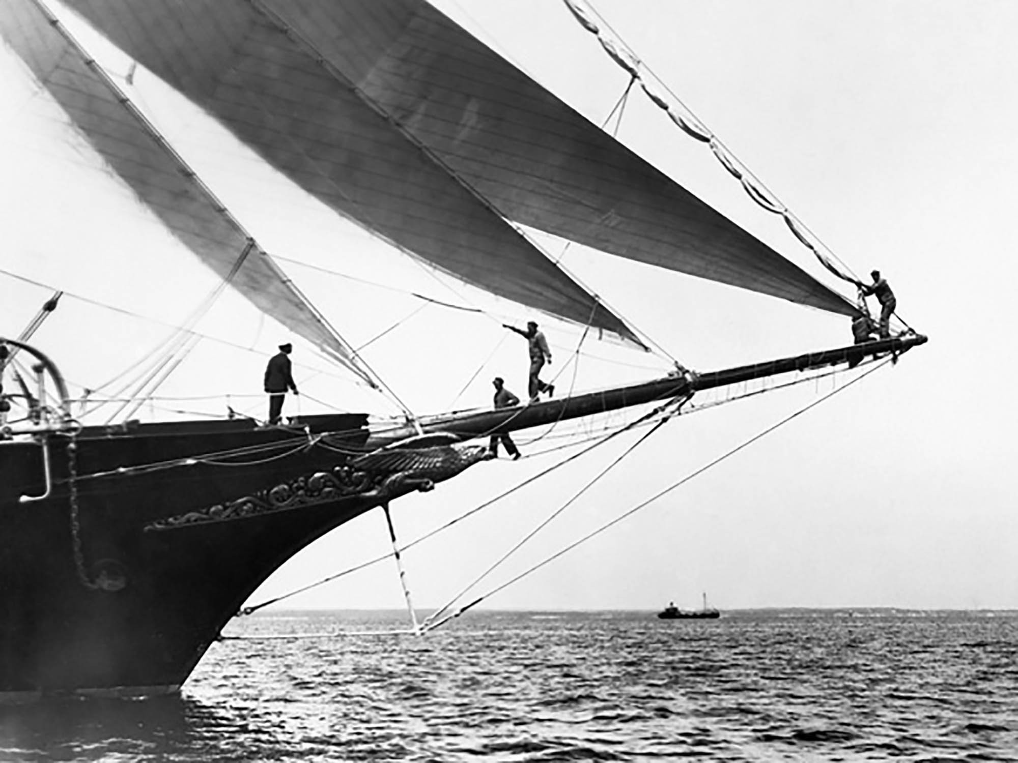 Tripulantes de barco de pie en el bauprés, 1923