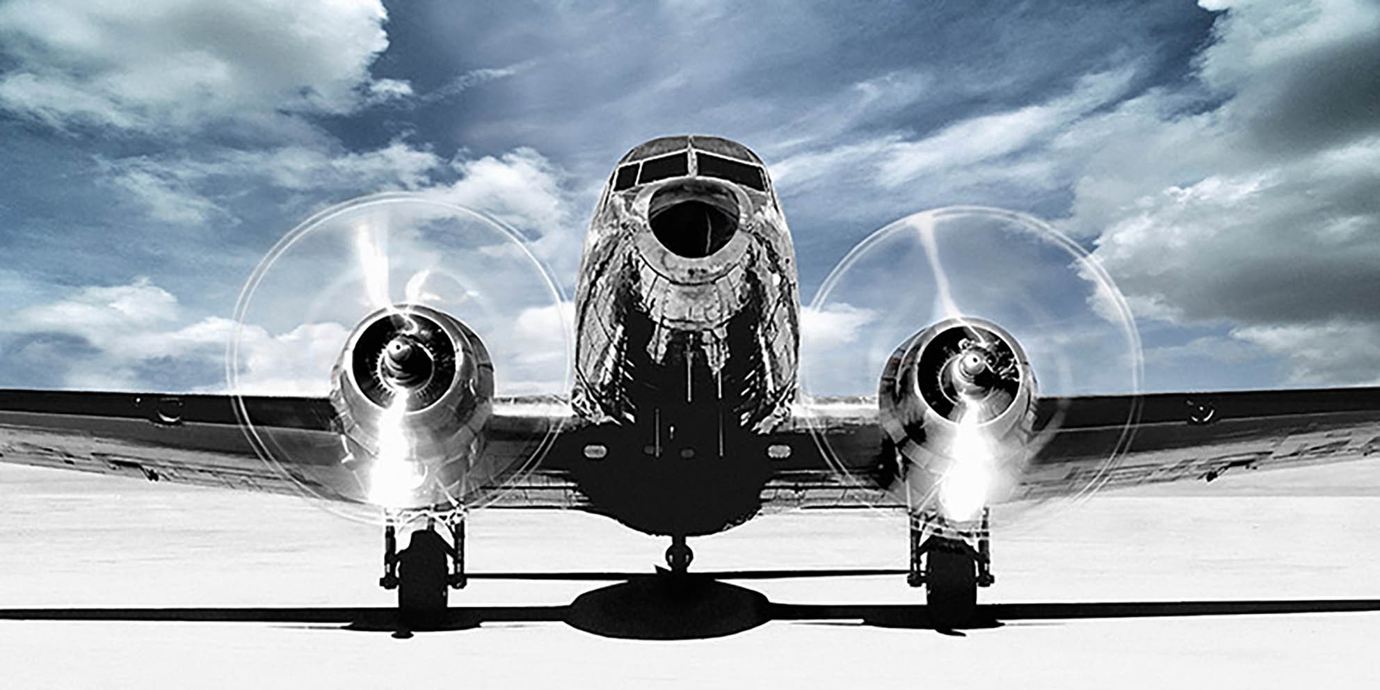 Avión despegando en un cielo azul