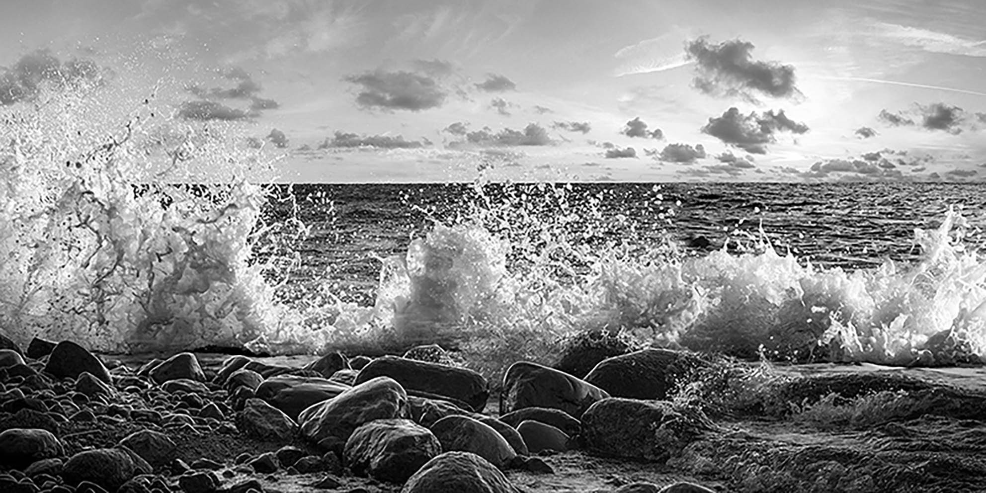 Olas rompiendo en Point Reyes, California (detalle, blanco y negro)