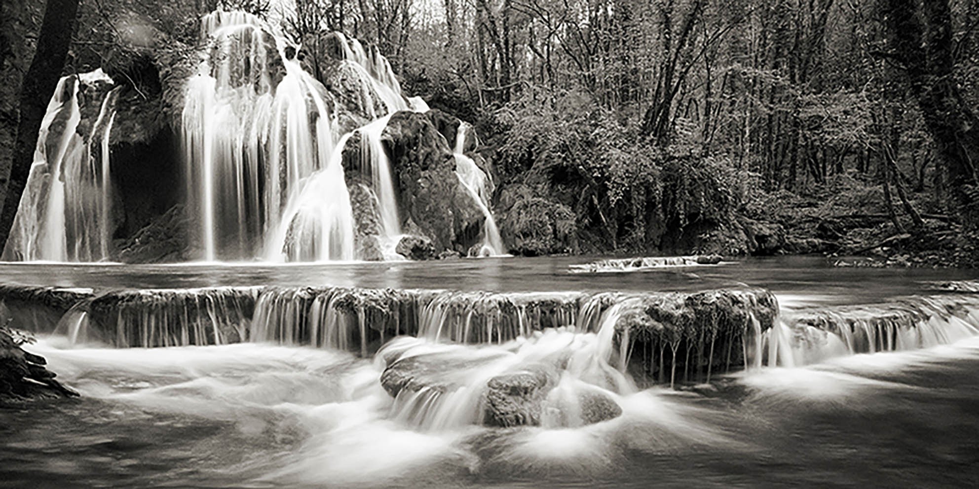 Cascada en un bosque (BW)