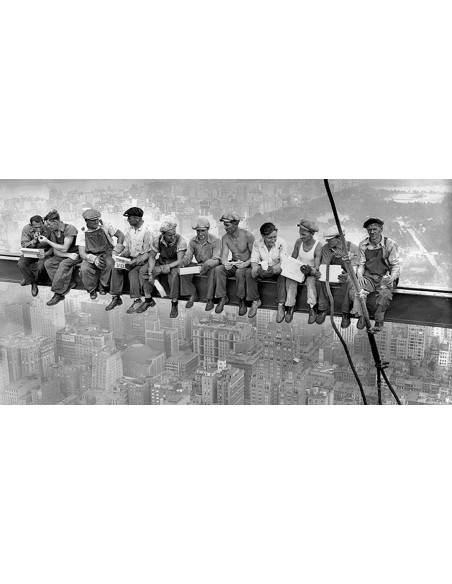 Obreros de la construcción de Nueva York almorzando en una viga transversal, 1932 (detalle)