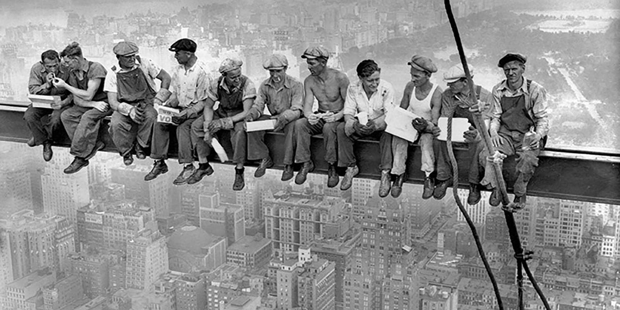 Obreros de la construcción de Nueva York almorzando en una viga transversal, 1932 (detalle)