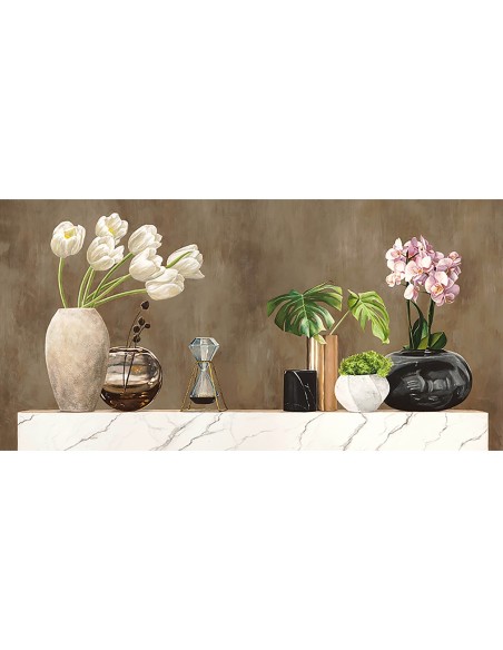 Entorno floral sobre mármol blanco