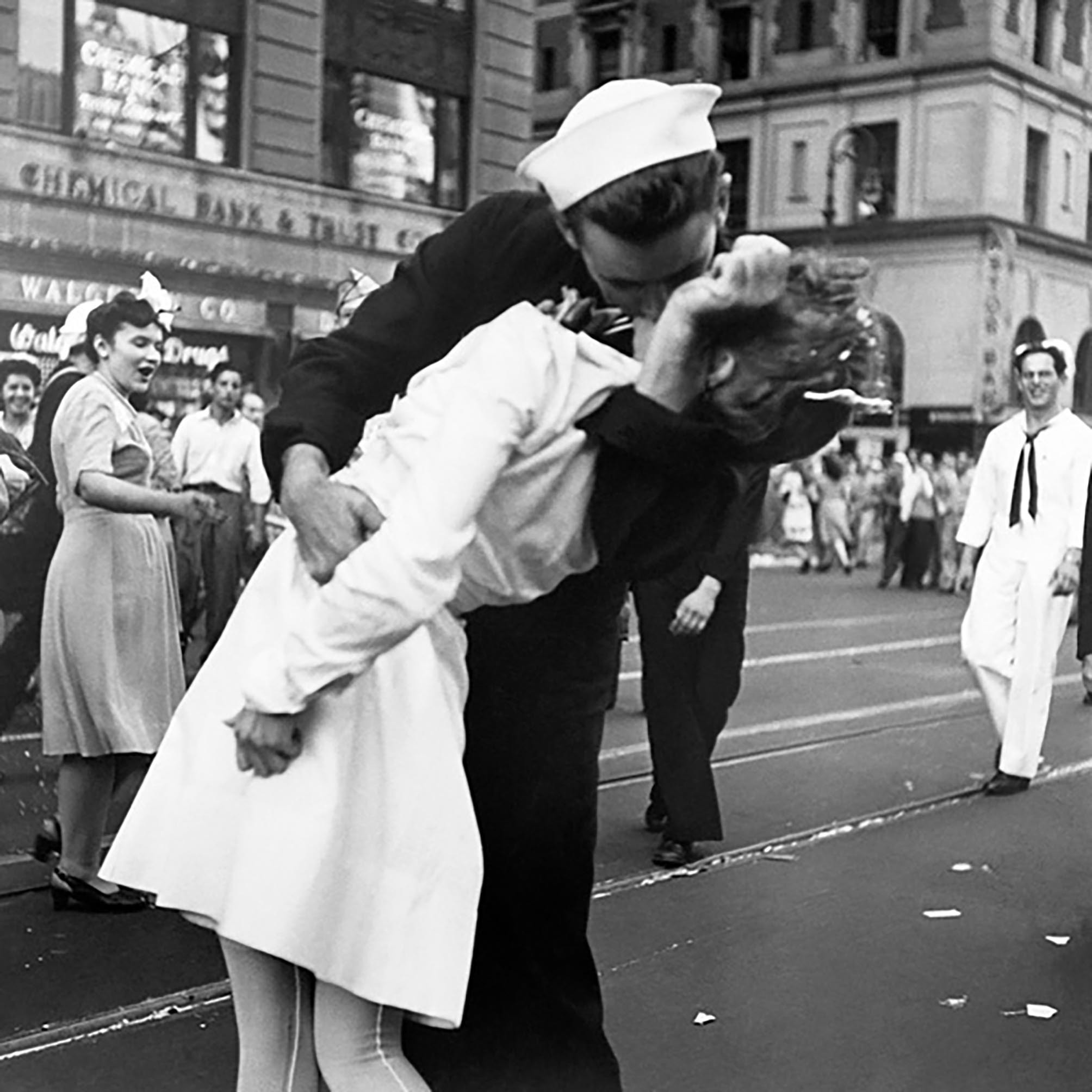 Despidiéndonos de la guerra en Times Square, 1945