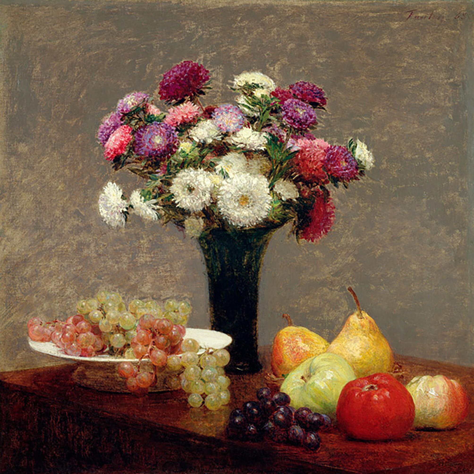 Asters y frutas sobre una mesa