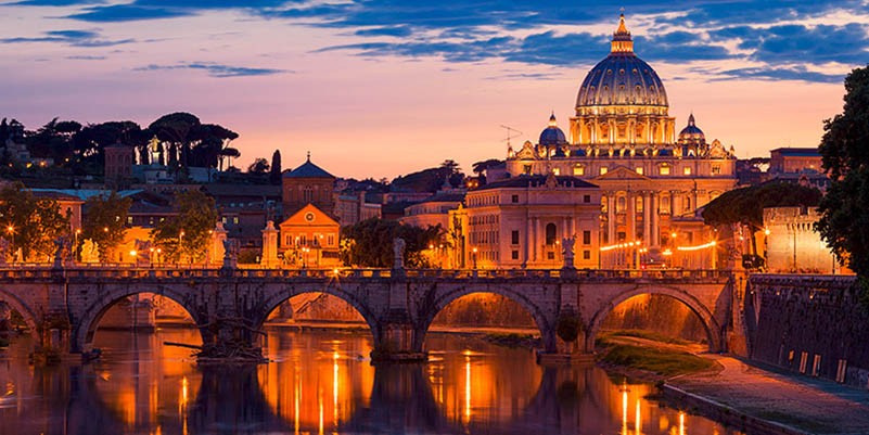 Vista nocturna de la Catedral de San Pedro, Roma