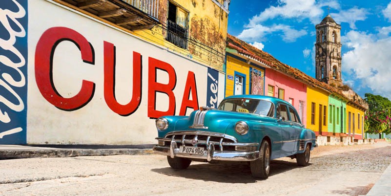 Auto antiguo y mural, Cuba