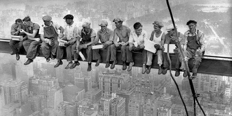 Obreros de la construcción de Nueva York almorzando en una viga transversal, 1932 (detalle)