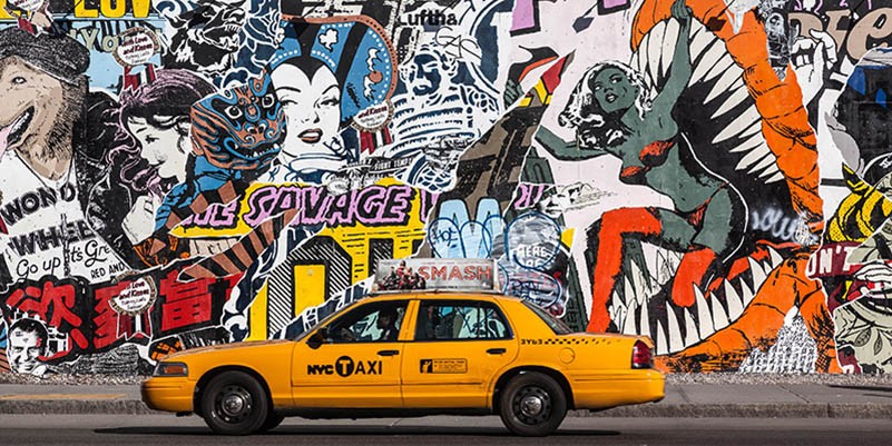 Taxi y pintura mural en Soho, Nueva York
