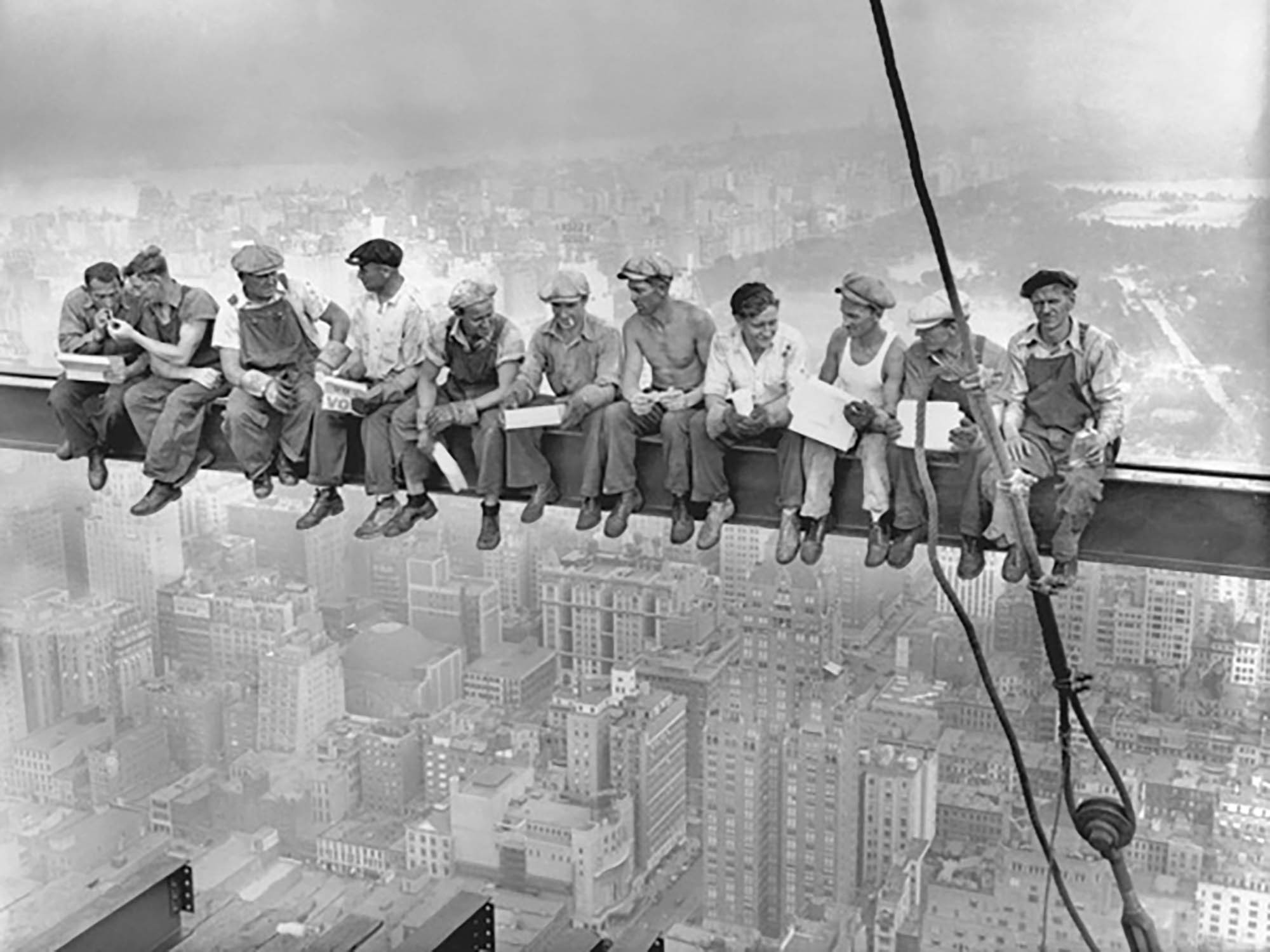 Obreros de la construcción de Nueva York almorzando en una viga transversal, 1932
