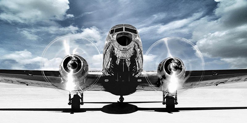 Avión despegando en un cielo azul