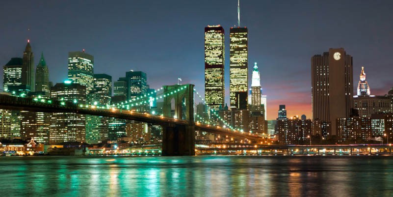 El puente de Brooklyn y las Torres Gemelas de noche